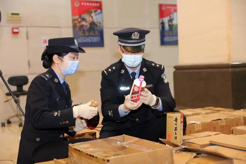 一男子行李箱过安检,一男子过海关被查