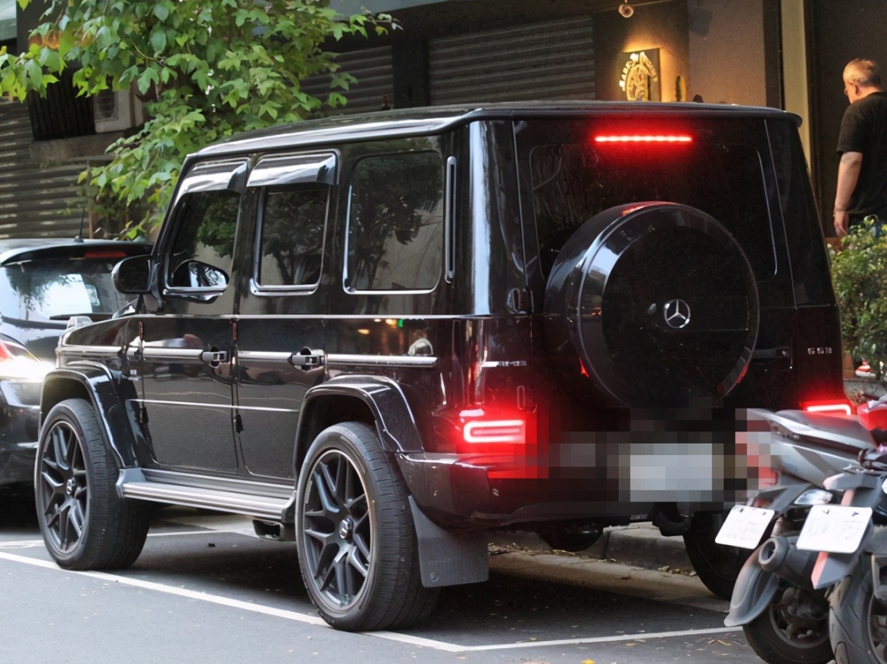 成龙儿子房祖名近况曝光，抽雪茄开豪车，下半年已有全新演艺计划