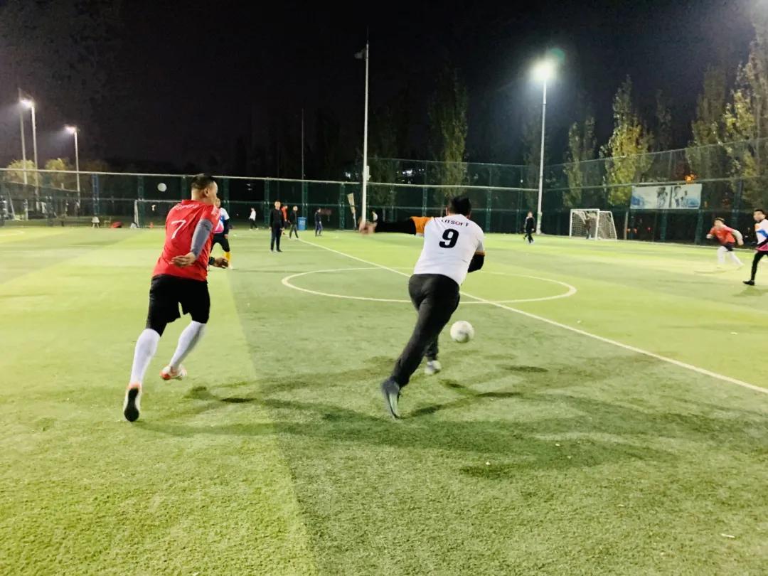 足球联赛熠熠的光,足球比赛秀脚感