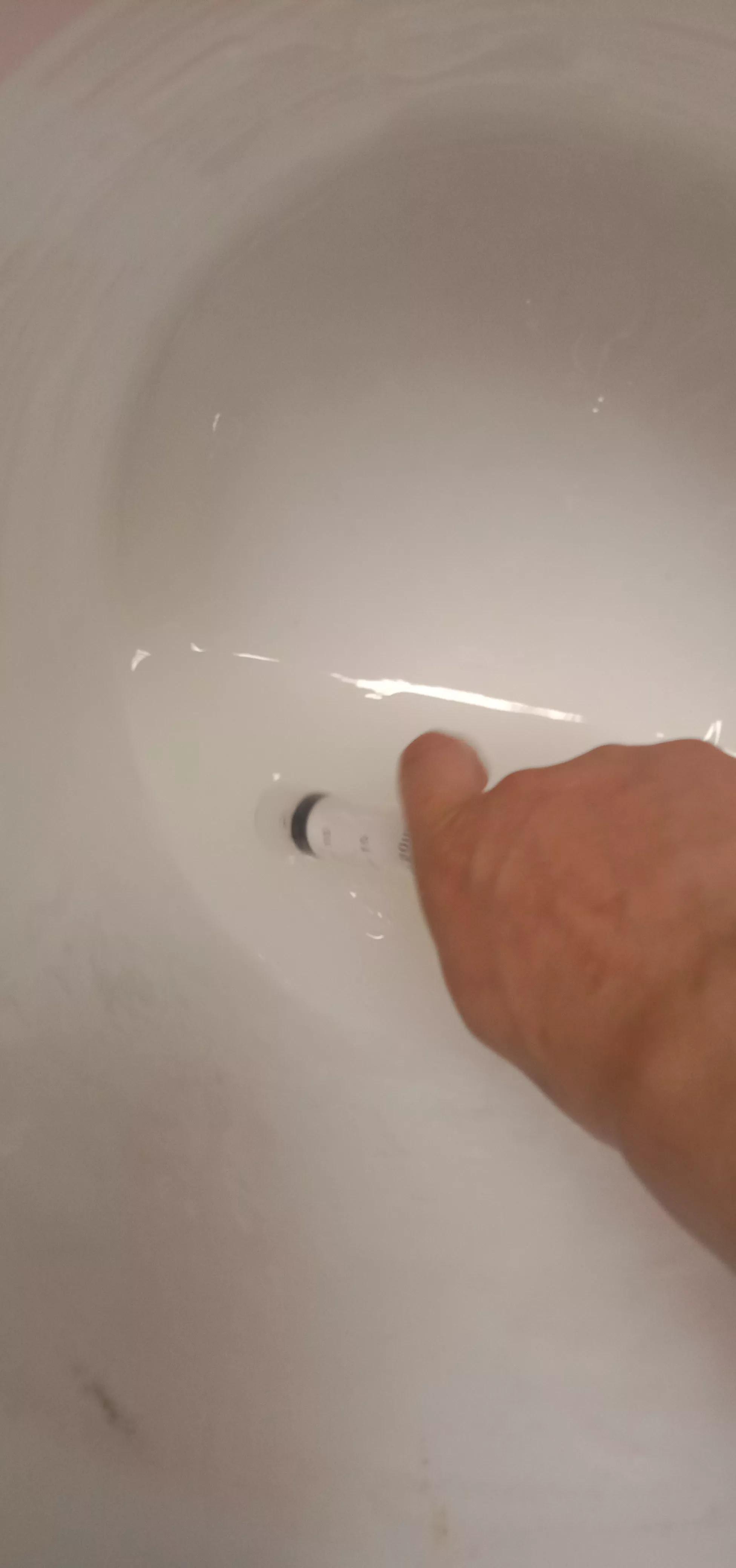 家里壁纸破了洞怎么遮盖,家里贴的壁纸有裂缝怎么处理