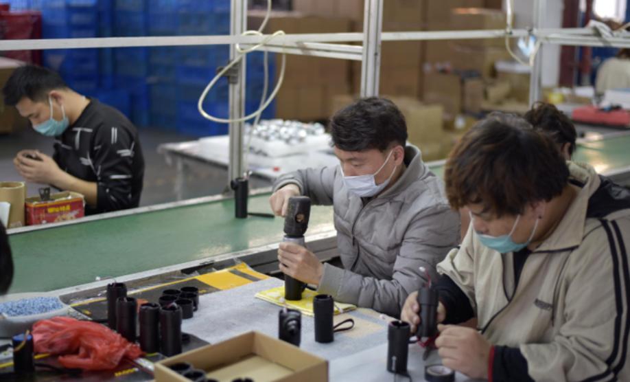 小伙放弃海外工作回国创业,小伙儿放弃国外生意回国创业