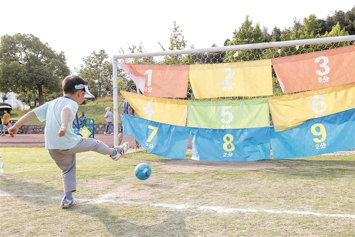 足球怎么踢小学生,足球应该怎么踢幼儿园