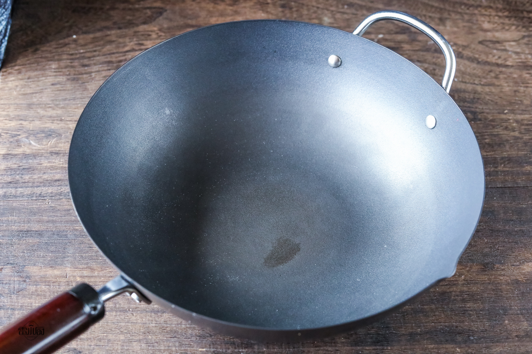 铁锅怎么开锅不粘锅最简单方法,铁锅怎么开锅才能不粘锅不生锈