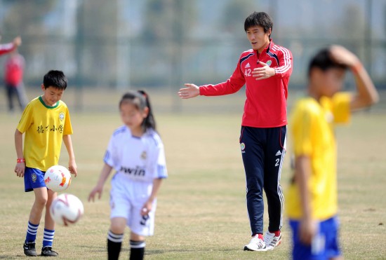前国足队长杜威，曾踢进过世界杯，38岁已退役，娇妻传出怀孕喜讯