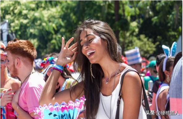 巴西狂欢节“尽情纵欲”，政府发放“避孕套”，呼吁人们控制天性