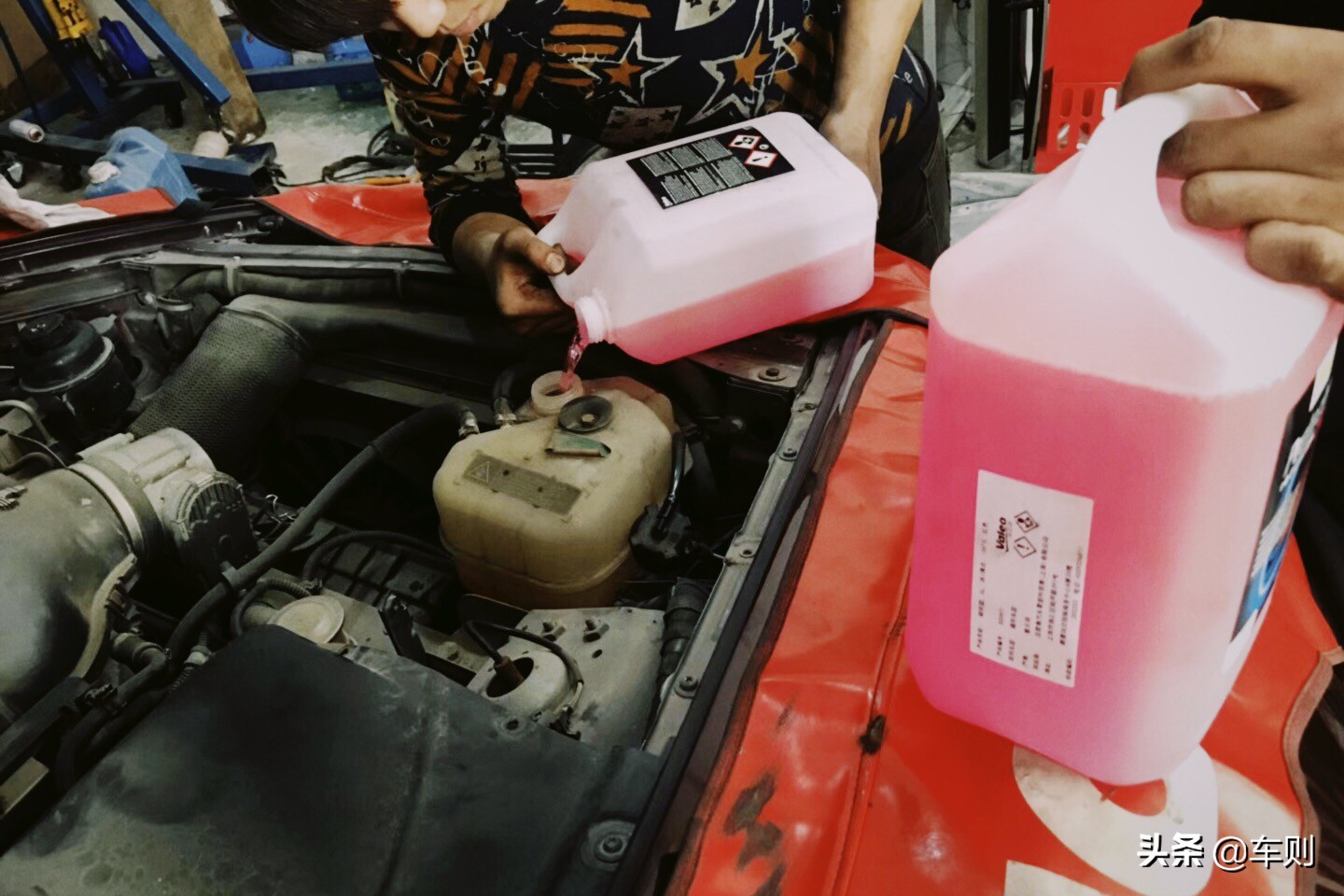 过年买新车炫富，当全村人面掉进水里，排气进水竟然还能开回家