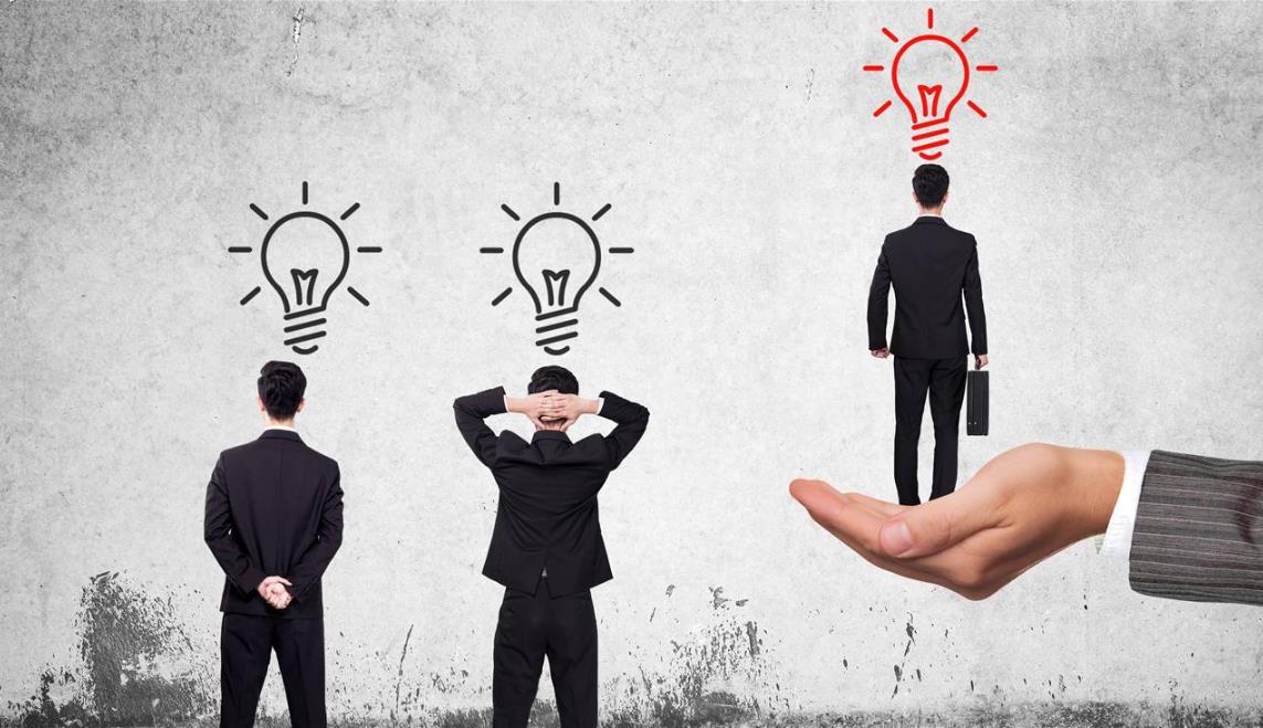 “炮王”出演了一幕：小孩打群架，大人呐喊助威，都没吃到瓜