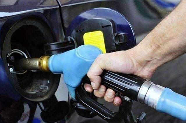 汽车加满油后油表灯亮是什么原因,为啥车加满油跟半箱油油耗不一样