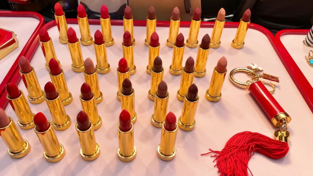 奢侈品下场battle卖口红，爱马仕、周仰杰，该买哪一支？
