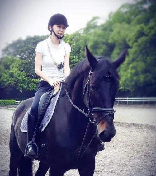 51岁萧蔷晒照,52岁萧蔷新照宛若少女