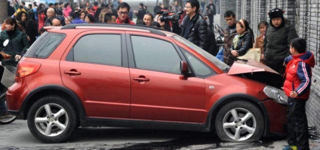 开车撞人后先垫付医药费了怎么办,开车撞人先垫医药费吗