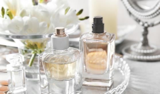 香水喷衣服多了怎么让味道变淡,香水除衣服异味的正确喷法