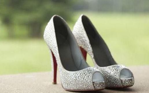 鞋子磨小拇指怎么处理就不磨脚了,新买的鞋子磨脚后跟有什么妙招