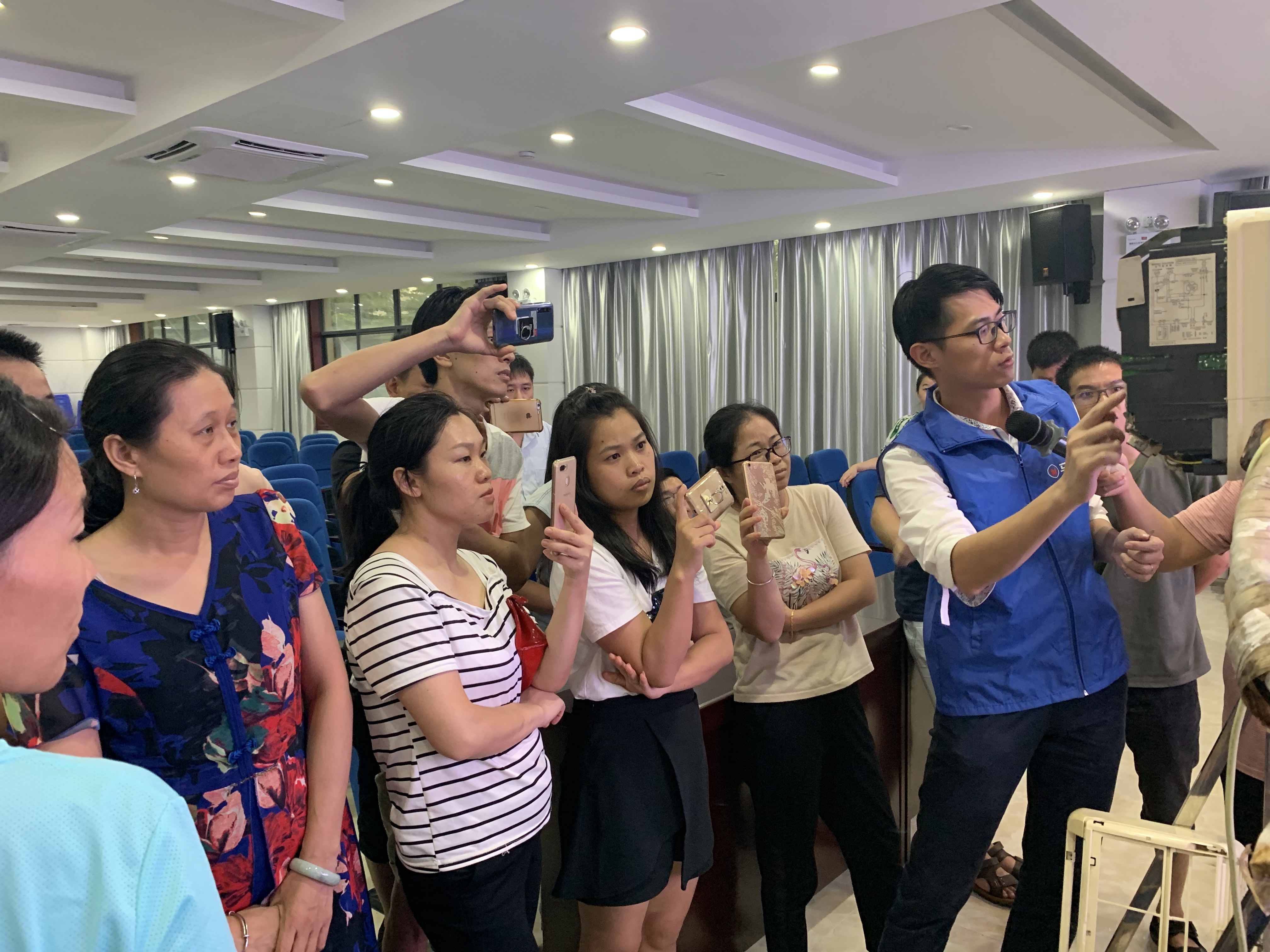 美团小哥一个月能挣多少钱,做美团外卖小哥一个月能挣多少