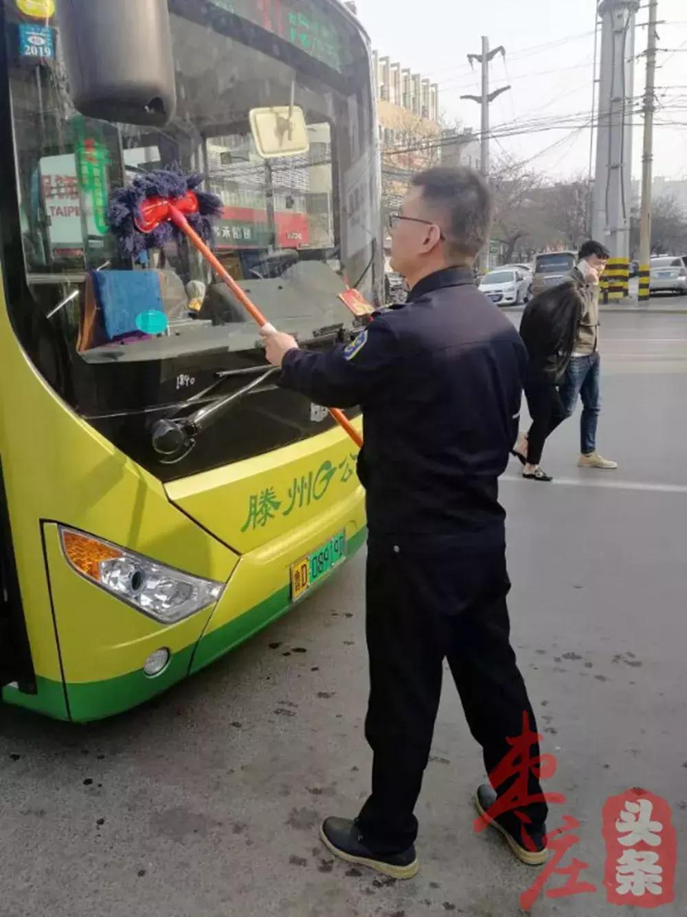 新乡10岁男孩坐公交车突然哭了,7岁男孩坐公交哭了