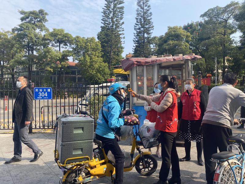 突然，我们的生活离不开口罩了