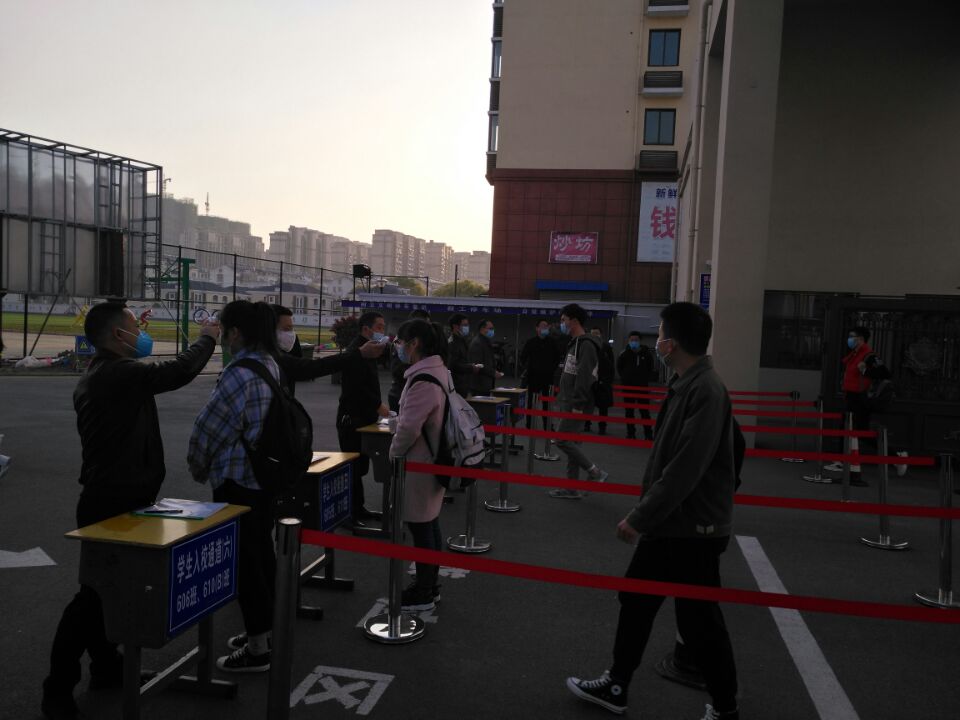 大渡口中学校园,池州市首届德育示范学校