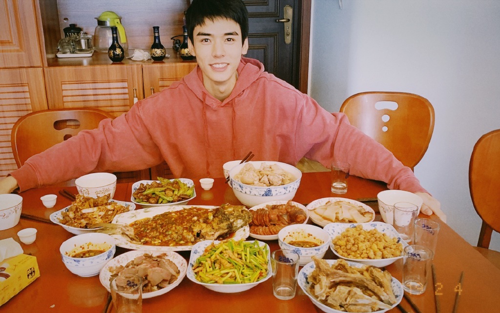 他明明那么爱财，却呼吁粉丝买代言量力而行，活该他火呀