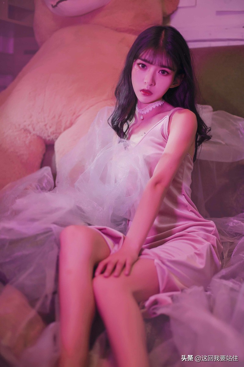 靓靓聊第160期：美女紫色灯光下呈现的一种非主流美，慵懒又高贵