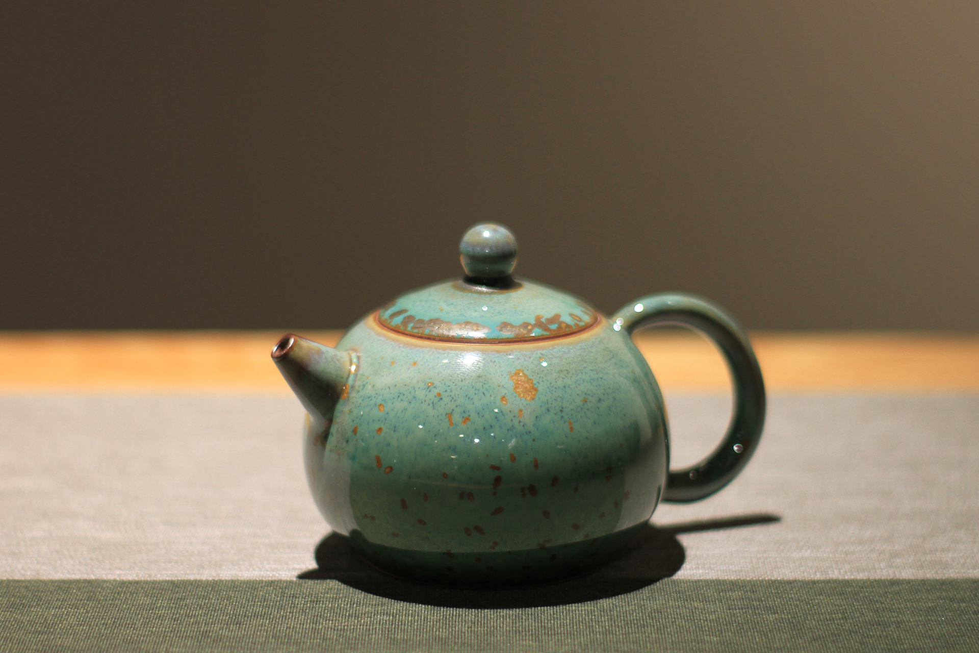 钧瓷作品欣赏紫砂壶,紫砂壶为什么比钧瓷壶卖得贵