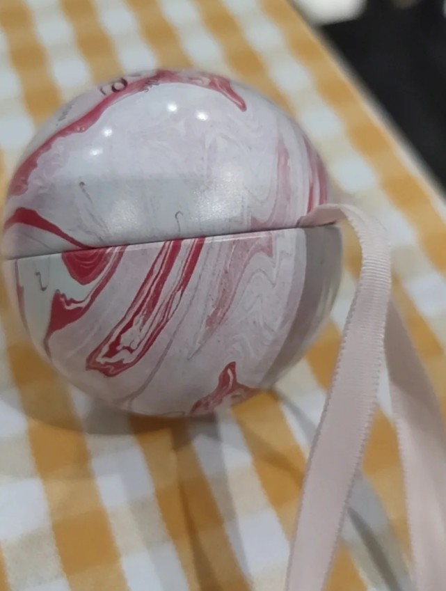 在婚礼上收到喜糖却打不开？只怪现在的喜糖太内卷了