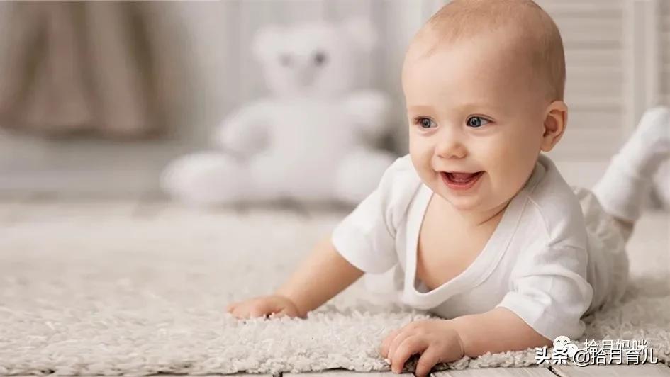 三个月宝宝抬头训练动作,三个月的宝宝躺着老做抬头的动作