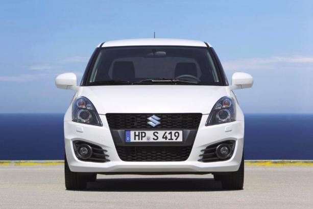 二手车买铃木雨燕好还是飞度,老款雨燕对比飞度