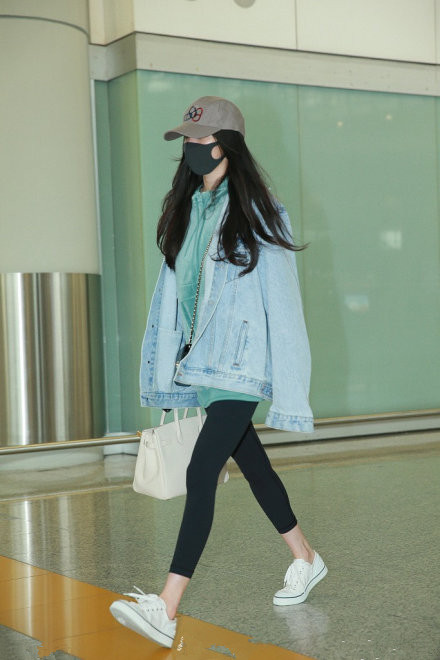 杨幂最新机场照马丁靴,杨幂同款闪电帆布鞋