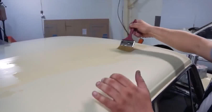 牛人在车上刷满除漆剂，漏出车身本色，车主：太漂亮了