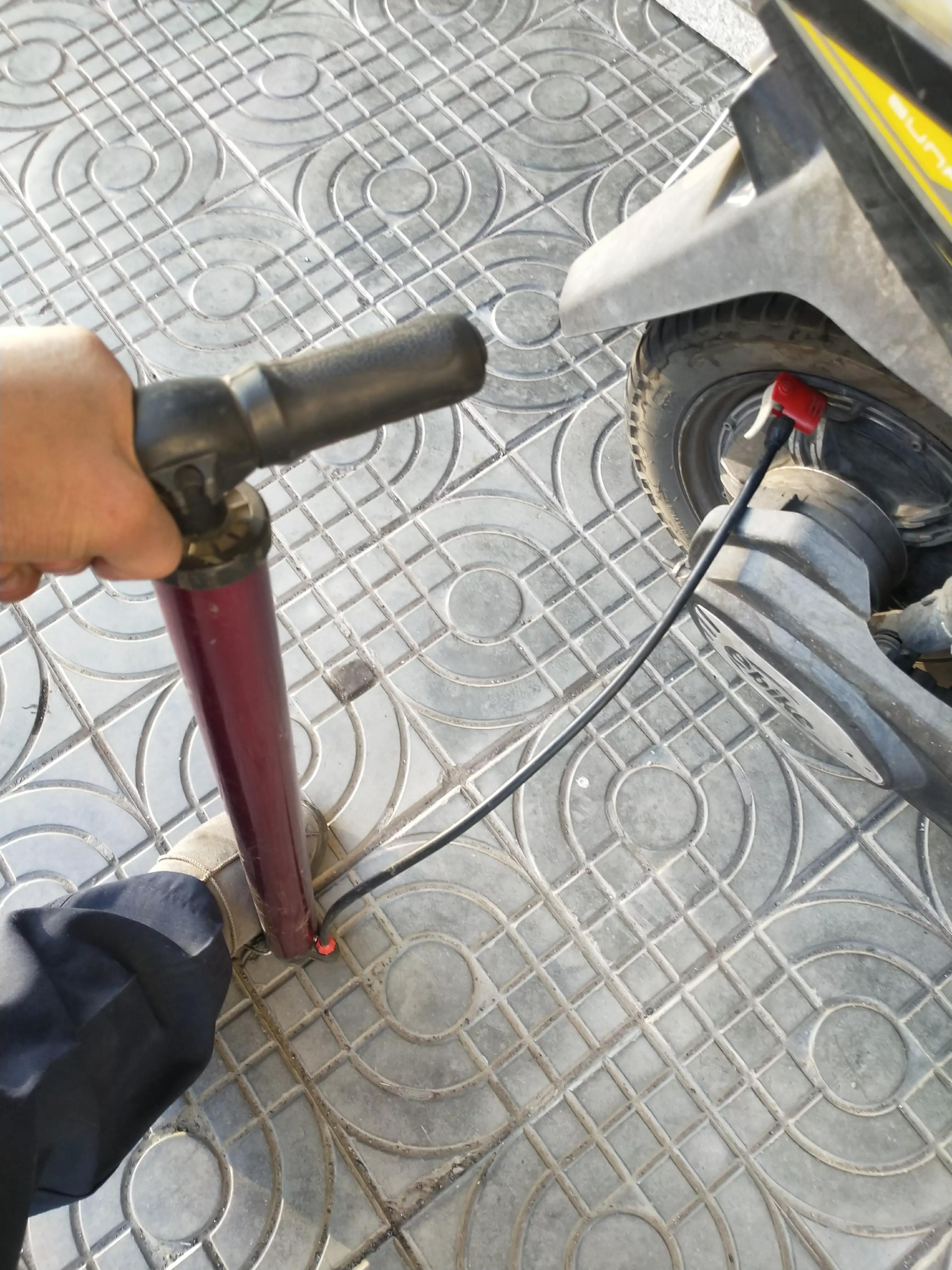 电动车骑在半路轮胎没气了怎么办？教你一个轻松应急办法骑去修补