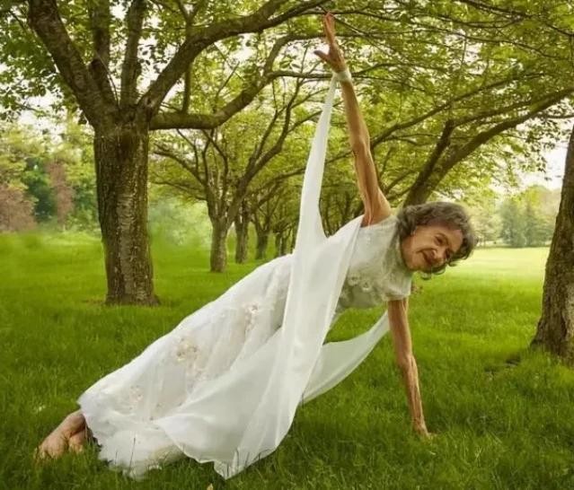 瑜伽奶奶77岁开始练习瑜伽,73岁的老奶奶练瑜伽坚持13年