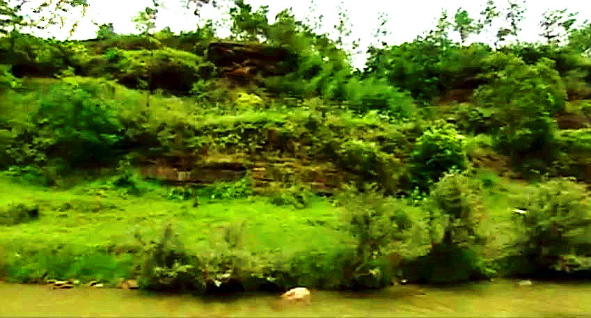 小水塘下藏着巨大山洞,水塘抽干水后专家竟然发现宫殿