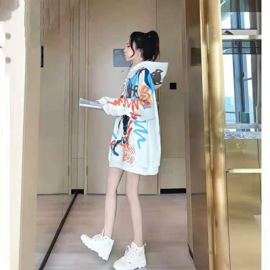 金晨现身机场，穿一身黑就脖子配荧光，背袖珍包斜跨超可爱