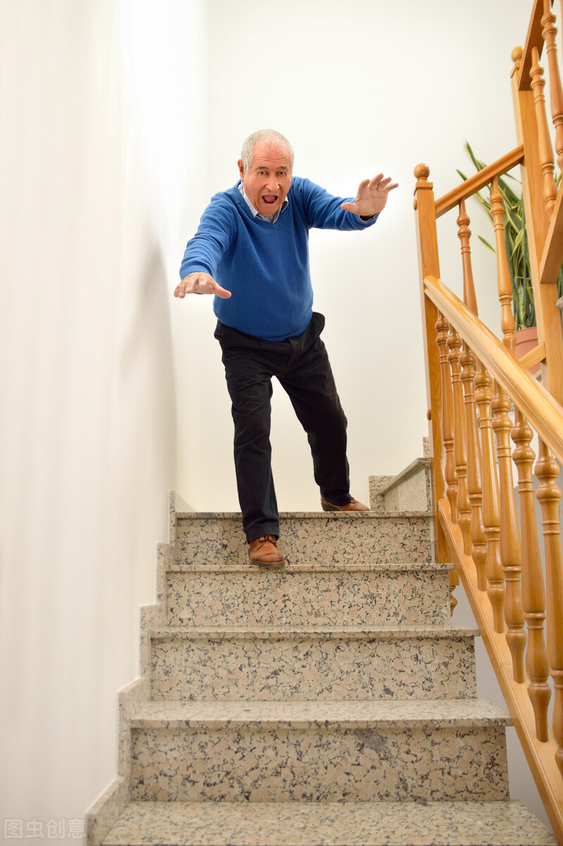 老年人下车突然跌倒是何原因,老年人血压突然升高如何急救