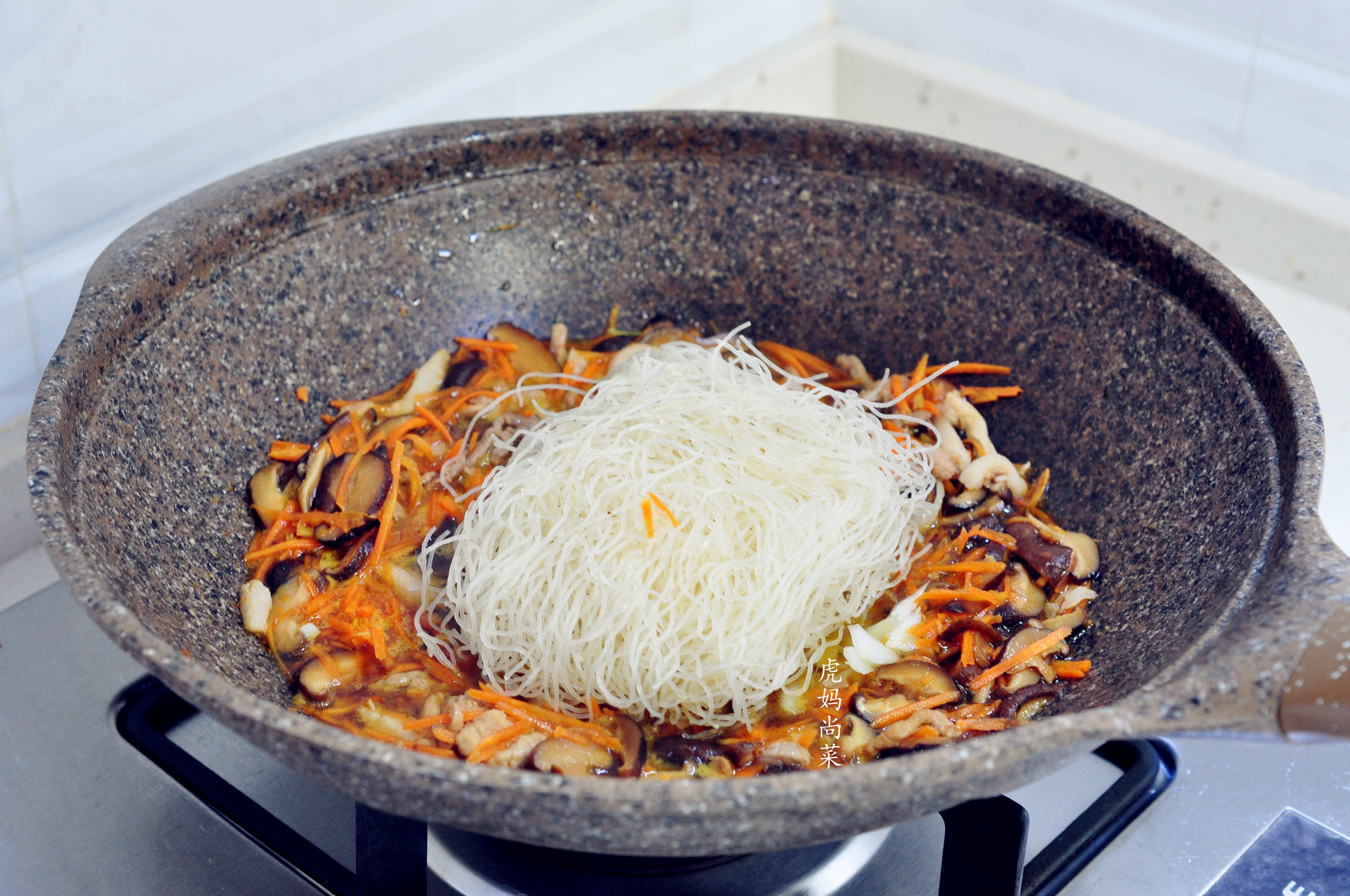 炒米粉，不用泡不用煮，直接炒就松散又入味，菜多香喷喷