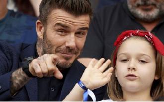 贝克汉姆分享与女儿亲密合影,贝克汉姆和小女儿亲吻