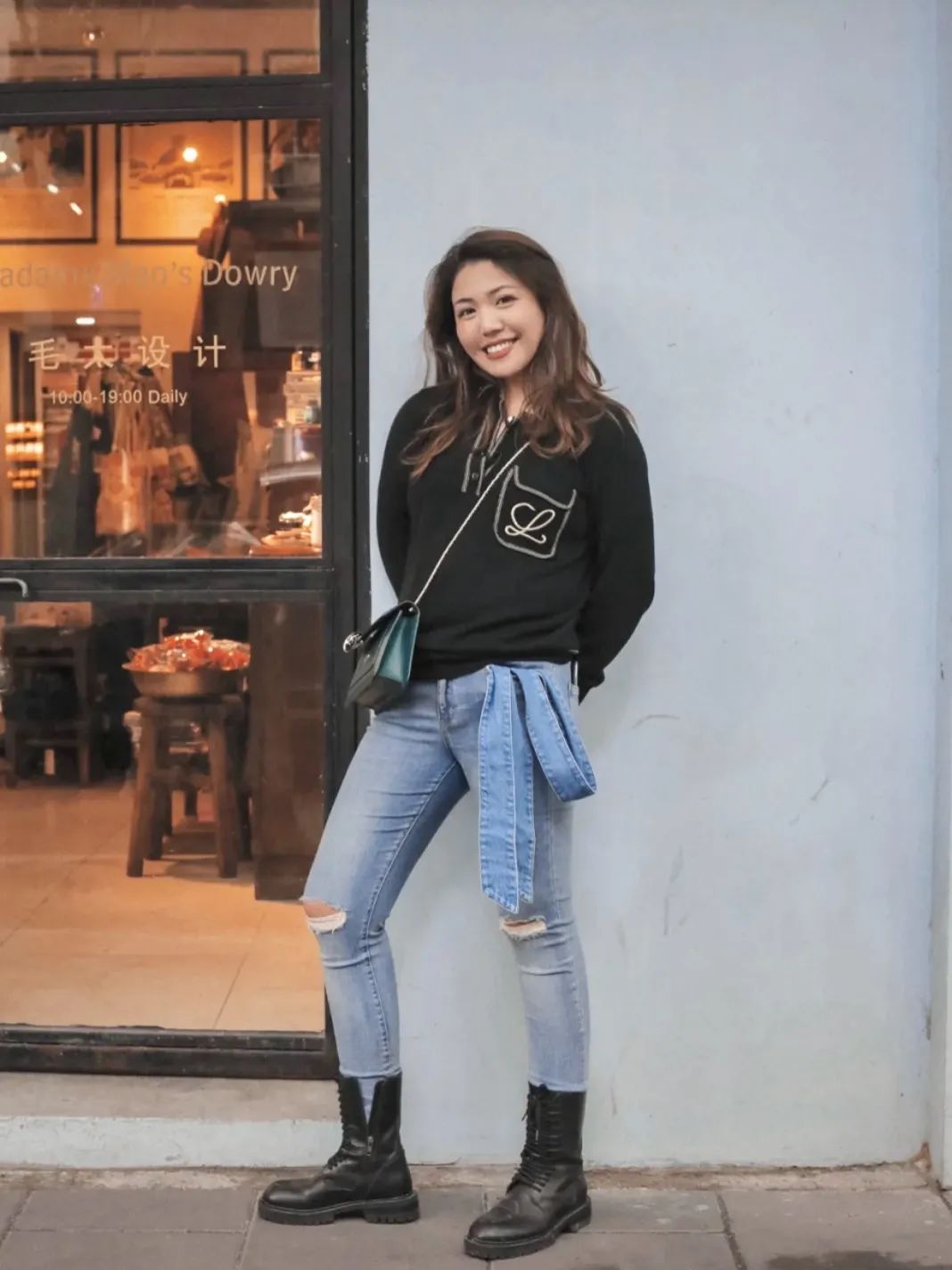 别再穿小白鞋了夏天适合穿凉鞋,高帮小白马丁靴鞋秋冬搭配