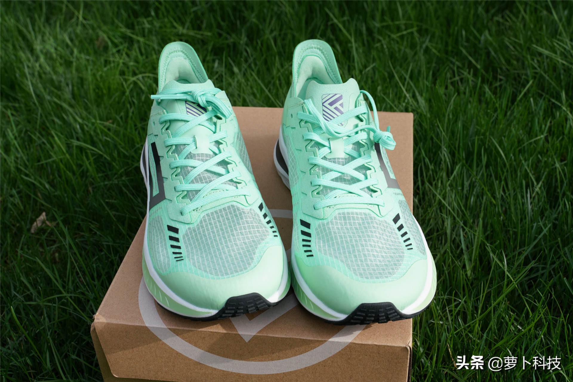 米家freetie轻云缓震竞速跑鞋,freetie轻云跑步鞋和云弹跑步鞋