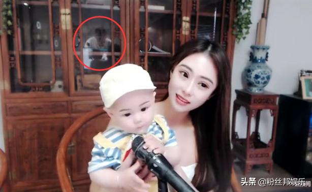 女主播在李二狗家中直播，抱着孩子出镜露脸，澄清并非是他的孩子