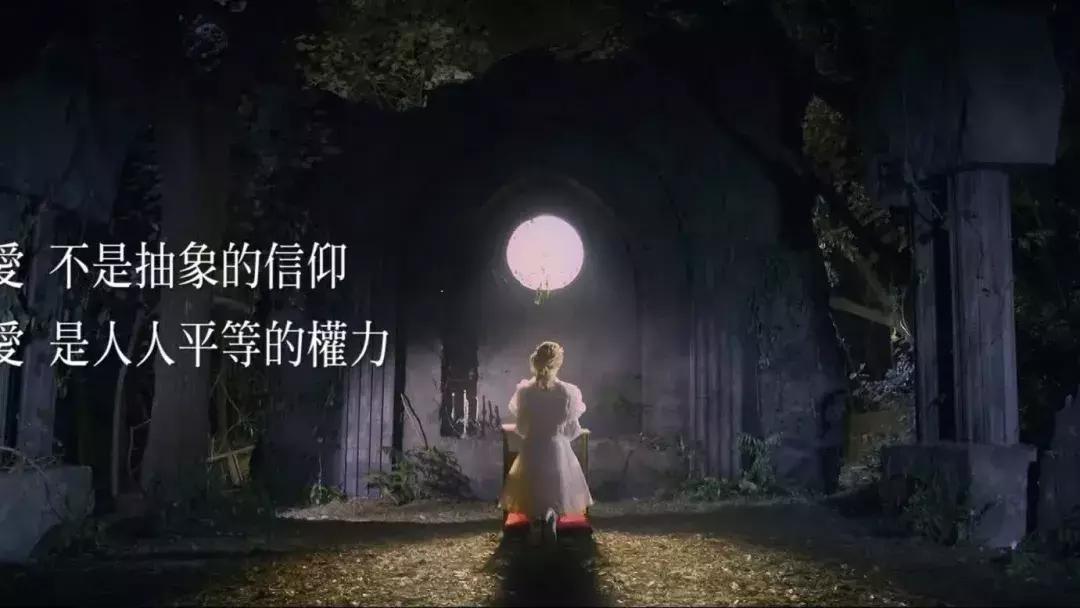 蔡依林的18年老粉儿,蔡依林一身红蓝