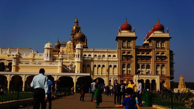 印度网红站神，站立32年一动不动，谁能动摇他奖励1000美金