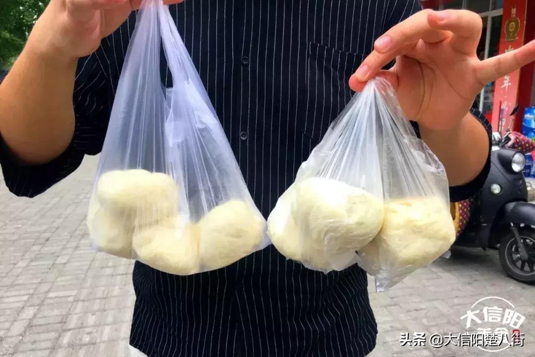探店：信阳这家十年无名包子铺，据说排队到腿软也要吃？