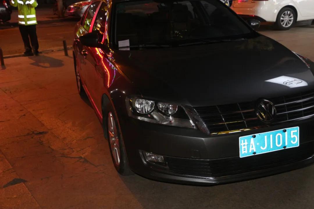 占用消防通道的车主应该怎么处罚,占用消防通道的私家车被拖走