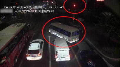 司机闯红灯送医院救治,宝马女司机拖行伤者视频