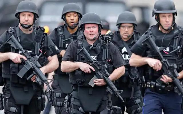 为什么美国警用防弹衣不离身,美国不禁枪禁防弹衣