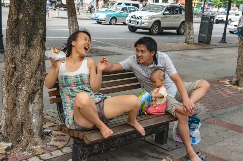 他用20年,拍下了流水线上的一代“打工人”