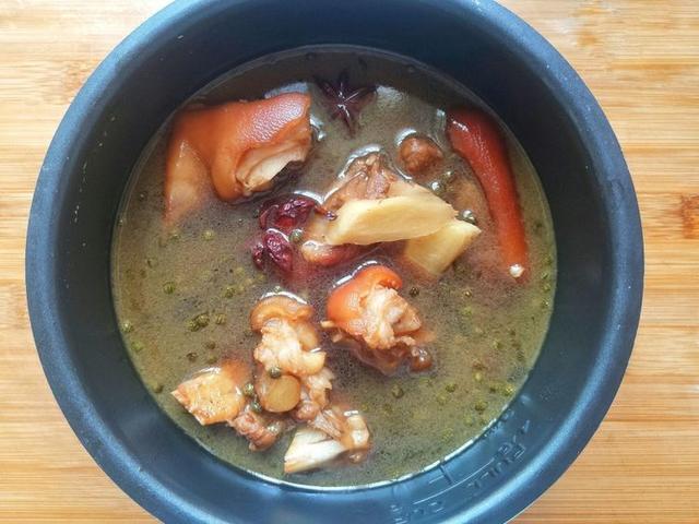 香辣卤猪蹄满嘴都是肉太好吃了,卤猪蹄吃不完需要热吗