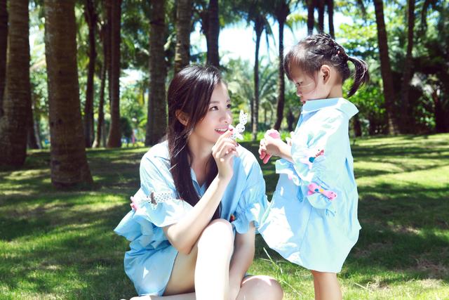 地铁上姐弟俩的坐姿图,某地铁一对母子坐姿引发网友争议