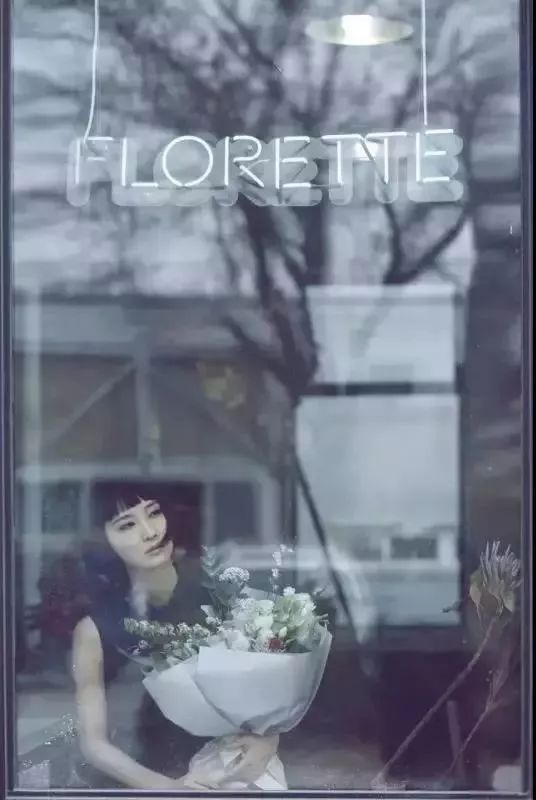 这家破厂房改造的花店，这是北京最美的小花店，明星都来拍照
