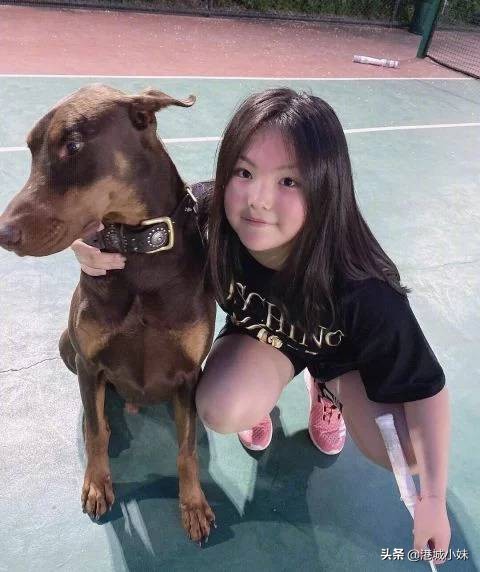 王诗龄伦敦街头大秀长腿一身名牌,李湘女儿王诗龄身高